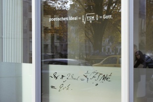 Formel für das poetische Ideal nach Friedrich Schlegel • 1/0 steht für „unendlich groß“; F=Fantastik, S=Sentimentalität und M=Mimik. Gestaltung: Adler & Schmit, Berlin 2011